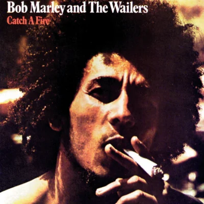 Close em Bob Marley, de cabelo afro, fumando um cigarro de maconha e olhando diretamente para a câmera. No canto superior esquerdo, aparecem o nome da banda em branco e o título do álbum em vermelho.