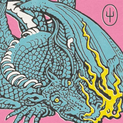 Fundo rosa vibrante centralizando a ilustração de um dragão azul-esverdeado e escamoso expelindo fogo pelo nariz.